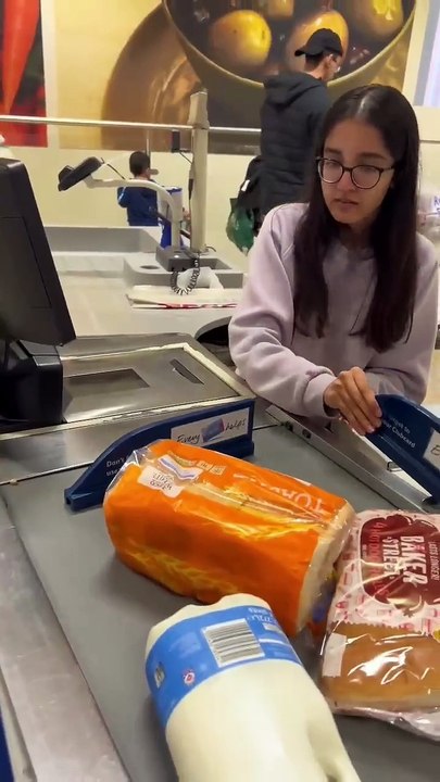 Checking single item at the cashier 😅🙅🏾‍♂️😂