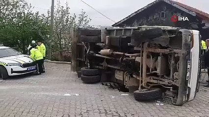 Freni boşalan kamyonet devrildi: 1 yaralı