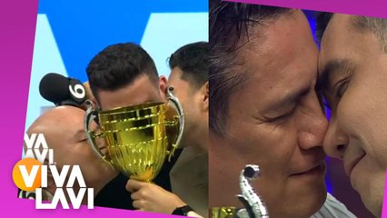 Conductores de &#039;Vivalavi&#039; se agarran a besos