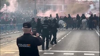 Enfrentamientos entre ultras del Atlético con la Policía tras llegar el equipo al Metropolitano
