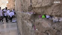 Gerusalemme, la rimozione dal Muro dei biglietti con le preghiere