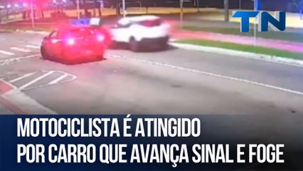 Motociclista é atingido por carro que avança sinal e foge