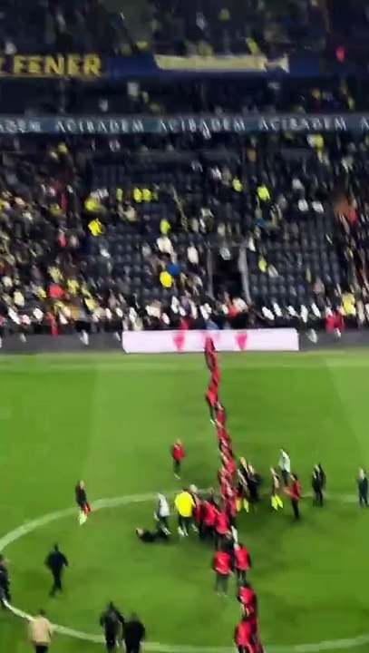 Jose Mourinho, Okan Buruk'un burnunu sıktı; Buruk, yerde kaldı!