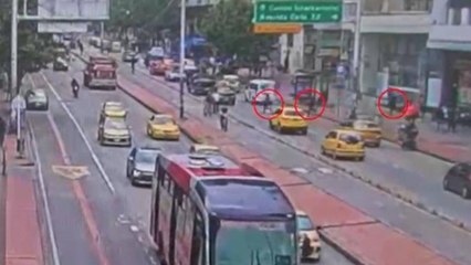 VIDEO | Casi atropellan a ladronas que robaron un computador en reconocido café de Bogotá