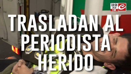 Así trasladaban al periodista herido: tiene un golpe muy fuerte en la pierna