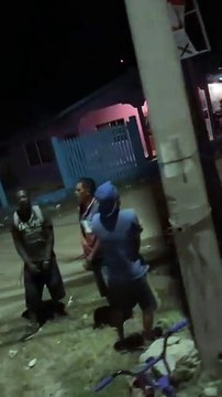 Hondureños atrapan a presuntos asaltantes en Puerto Cortés