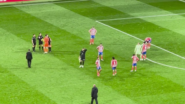 El arbitro pitó el final y Frenkie de Jong lo tuvo claro: van a aplaudir culés y colchoneros