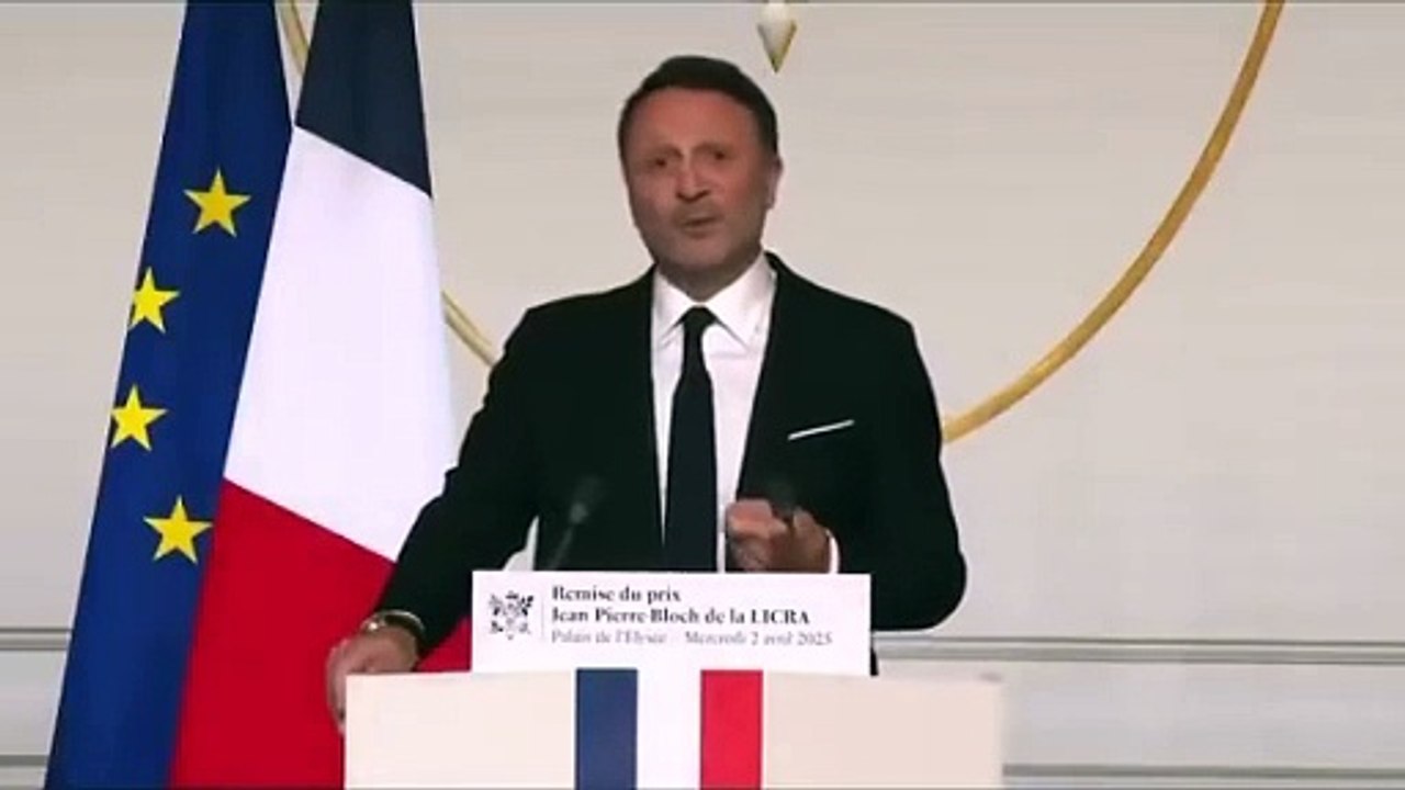 L'animateur producteur Arthur reçoit le prix Jean-Pierre Bloch récompensant son engagement contre le racisme et l'antisémitisme