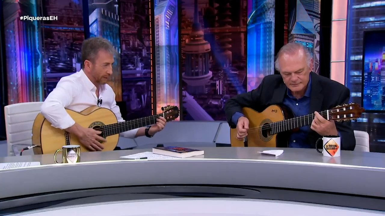 Pedro Piqueras canta y toca la guitarra en 'El Hormiguero'