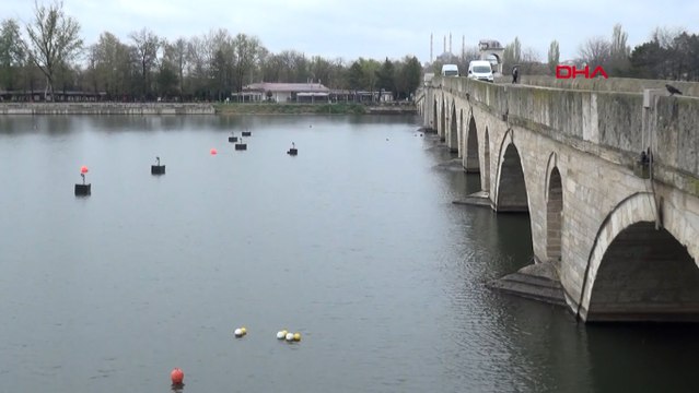 Edirne'de yetersiz yağışlar nedeniyle Meriç Nehri, kurak yaz ayı değerlerinde akıyor