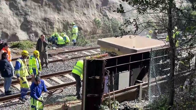 Livorno, incendio vicino ai binari: le operazioni per ripristinare la circolazione dei treni