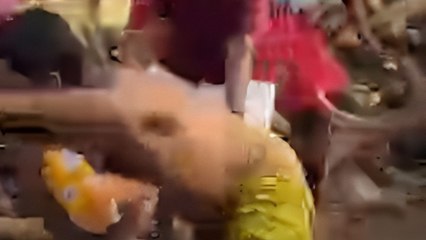 जलते अंगारों पर बच्चे को लेकर चला व्यक्ति गिरा