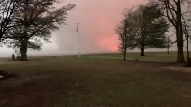 Tornados y violentas tormentas causan al menos un muerto en EEUU