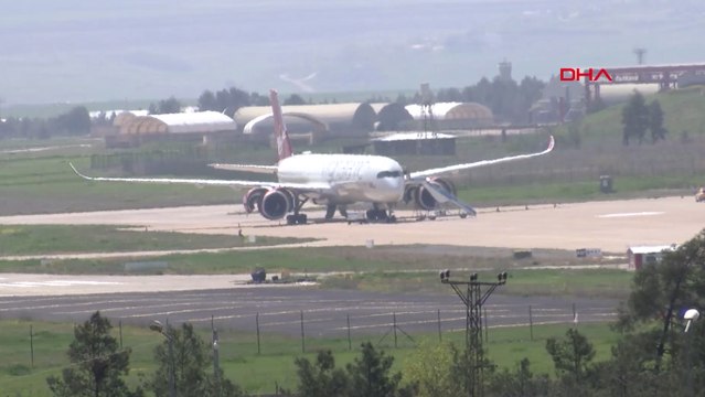 Rahatsızlanan yolcu için Diyarbakır’a acil iniş yapan uçak, arıza nedeniyle kalkış yapamadı