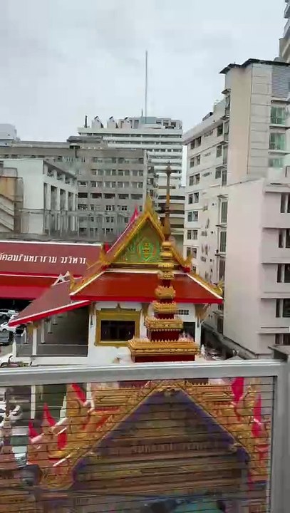 "Tuk-tuks, temples & Thai smiles 😍 Day 1 in Bangkok did NOT disappoint! 🇹🇭"