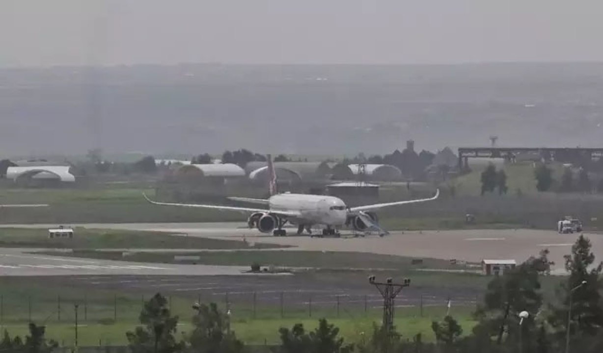 Rahatsızlanan yolcu için acil iniş yapan uçak, arıza nedeniyle kalkış yapamadı