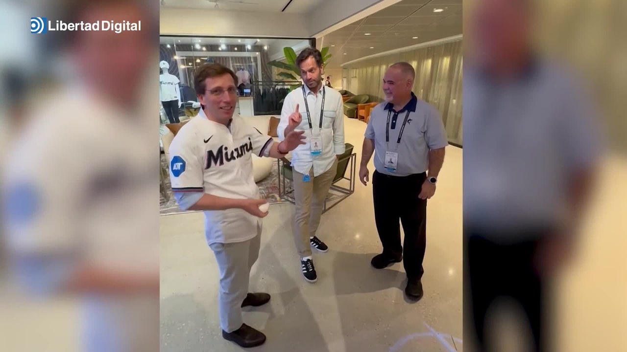 Almeida hace el saque de honor en el partido entre Miami Marlins y los Mets de Nueva York