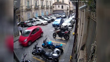 Non si ferma all'alt e investe un poliziotto davanti alla Questura di Catania VIDEO