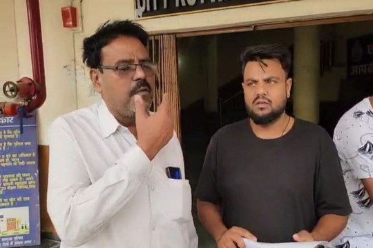 Fake seeds: Video: ब्रांडेड के नाम पर थमा दिए मक्के के नकली बीज, कहा था- पैदावार नहीं हुआ तो लौटा दूंगा रुपए, किसान को लगी 2 लाख की चपत