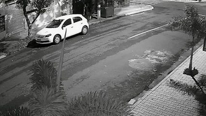 Vídeo: pedestre destrói para-brisa de carro estacionado em Apucarana