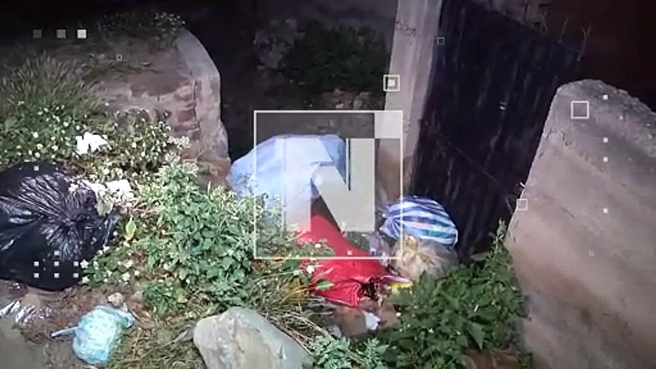 ¡Molestos! Dejan basura en el presunto domicilio del dirigente de K’ara K’ara Evert Quispe