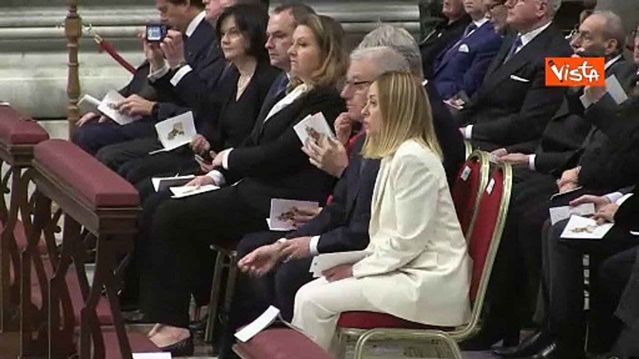 Meloni e Mantovano a San Pietro per la messa pe...
