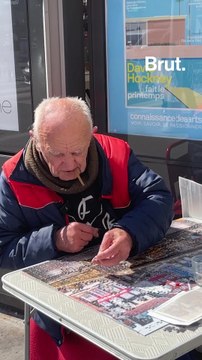 Gérard a 85 ans et, depuis plus de 15 ans, il fait des puzzles à Montparnasse