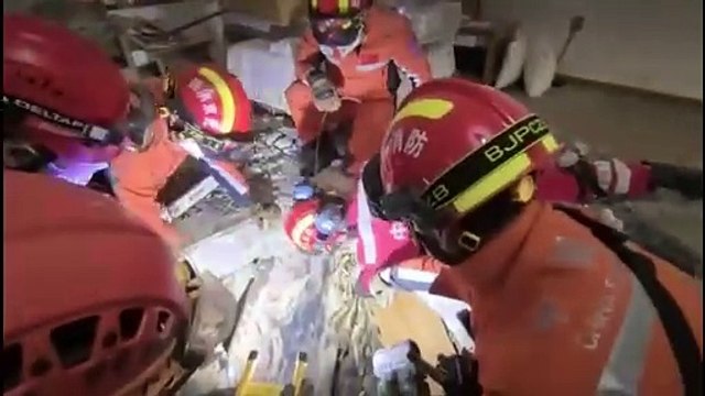 Sopravvissuto salvato dopo 125 ore sotto le macerie nel terremoto in Myanmar
