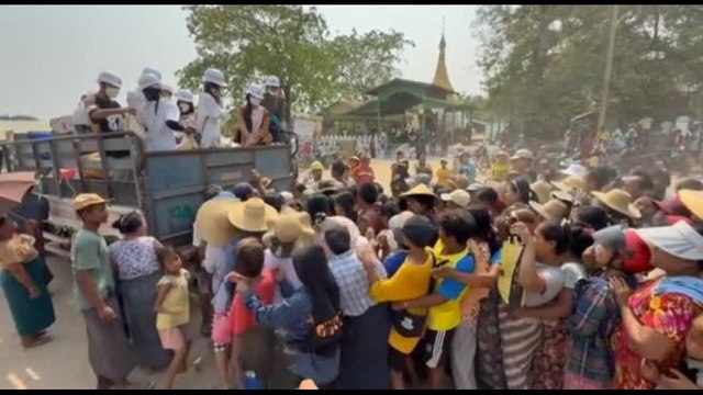 Myanmar, ressa tra gli sfollati per la distribuzione degli aiuti