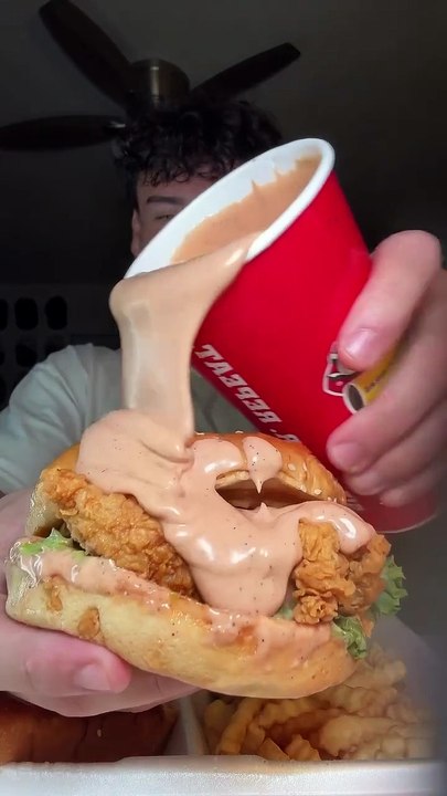 Follow for more ASMR videos🌮🍟 Credits: @dylaneatss_ #mukbang #asmr #fastfood #asmreating
