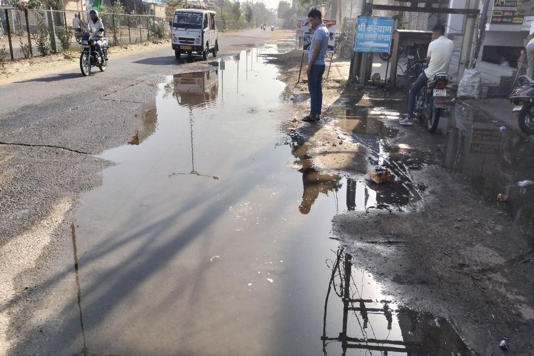 तूंगा रोड पर पाइप लाइन लीकेज, हजारों लीटर व्यर्...
