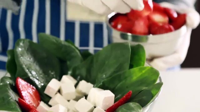 هكذا تعدّين سلطة الفراولة المثالية ليوم الحب