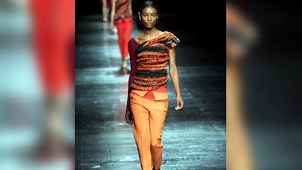 يقتحم عرض الأزياء شبه عارِ!