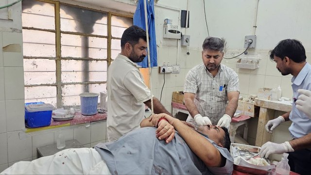 Watch Video: रॉयल्टी विवाद का झगड़ा मारपीट, तोडफ़ोड़ और आगजनी तक पहुंचा