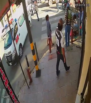 Una motocicleta con dos pasajeros fue atropellada por una ambulancia alrededor de las 16:30 de este miércoles en la esquina de las calles 24 de Septiembre