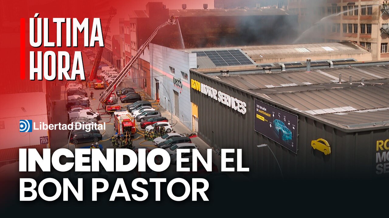 Bombers de Barcelona despliega 16 dotaciones para extinguir incendio en el Bon Pastor