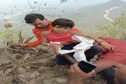 Girl fell in Ramgarh ditch: रामगढ़ में बंदरों ने किया हमला तो पहाड़ी से 200 फीट खाई में गिरी 7 वर्षीय नव्या, पेड़ पर अटकी