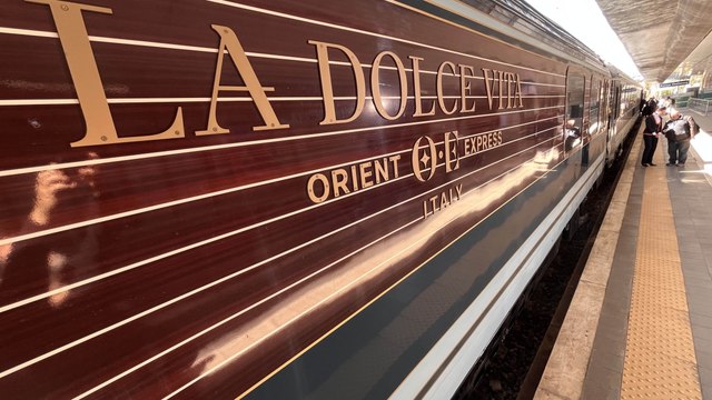 Roma, il video del nuovo treno «Dolce Vita»: le suite con bagno privato, i divanetti in camoscio, il pianoforte a coda