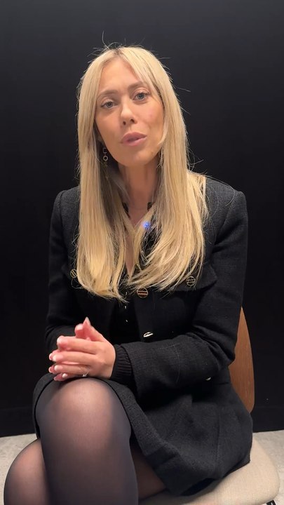 Chroniqueuse TV et radio, @roseameziane n'hésite pas à croiser le fer sur les plateaux pour faire entendre la voix de ceux qu'on n'entend pas assez. Avec courage et sens de la répartie !