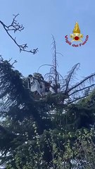 Piattaforma cede a 25 metri d’altezza, paura per tre operai a Turbigo: il video