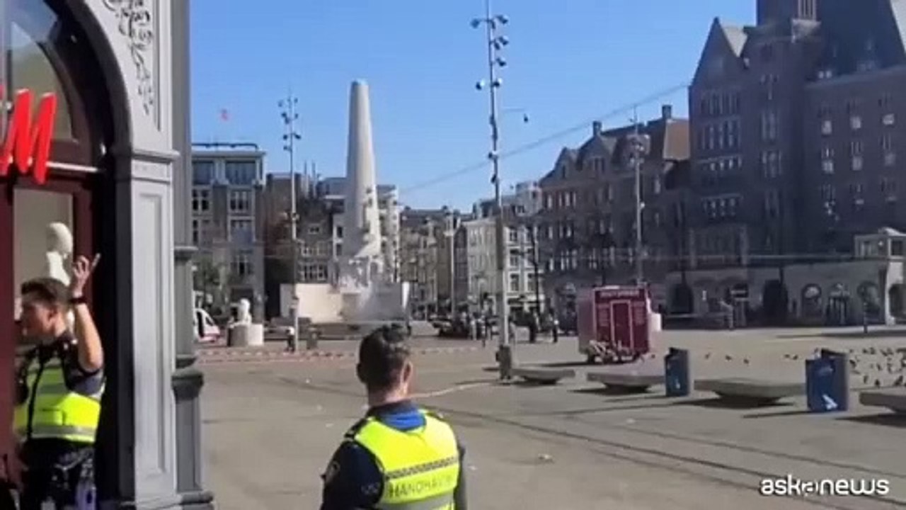 Amsterdam, nuovo incidente in Piazza Dam, un'auto in fiamme