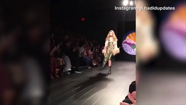 جيجي حديد بحذاء واحد على ممشى الأزياء.. وبيلا تدعمها