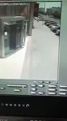 بالفيديو.. توثيق لحظة نشل أحد المواطنين من أمام ماكينة بنك بالرياض