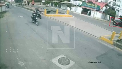 Dos choques en una semana: Motociclista chocó a un auto y salió expulsado (Video)
