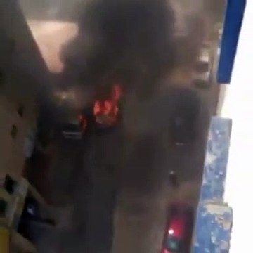 بالفيديو.. الدفاع المدني يتدخل لإنقاذ احتراق عدة سيارات في “الظهران”