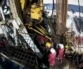 بالفيديو.. حادث مروعة لإصابة ثلاثة مهندسين في أحد آبار النفط