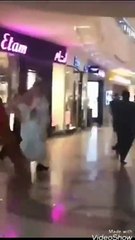 مضاربة داخل مول تجاري تصيب المتسوقين بالفزع