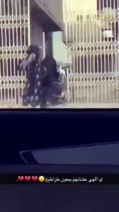بالفيديو: مقاومة بائعة ألعاب نارية رجل أمن  في...