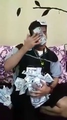 مواطن يتسبب بغضب عارم على مواقع التواصل بسبب وضعه للأموال تحت قدميه