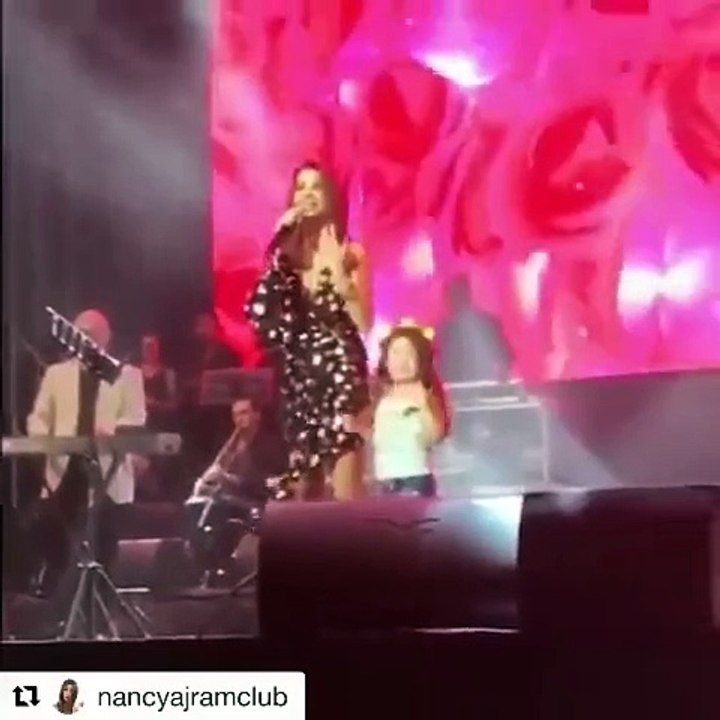 طفلة تضع نانسي عجرم بموقف محرج وتسحب منها الميكرفون لهذا السبب!